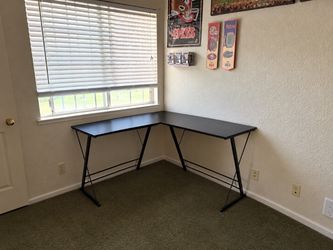 Corner desk