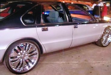 22" Chrome Rims 5 Lugs From A 95 Chevy Caprice