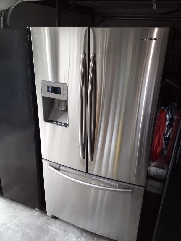Samsung Stainless Steel 26.3 Cu Ft Side By Side Fridge/Freezer On Bottom