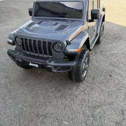 12V Jeep Gladiator Rubicon Battery Powered Ride-on by Hyper Toys, 2-Seater, Gray