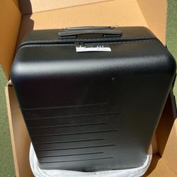 New Quince Hard Shell 24" Luggage 