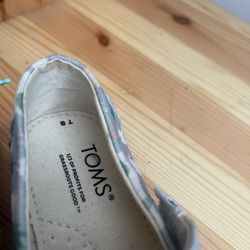 Little Girls Shoes Toms Size 8 Sketches Size 11.5 Nike Size 13.5 Shoes Is Good $5 Dollars Tomes $8 Is New