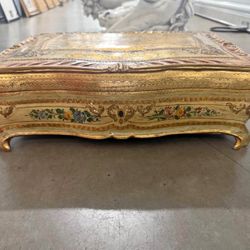 lovely mid-20th century Italian Florentine giltwood box. Perfect for small jewelry pieces or as a catch-all. Lots of vintage character.