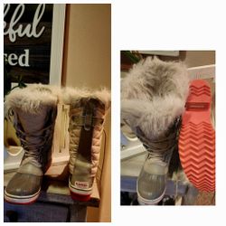 Women’s Size 8 Sorel Boots In Box 