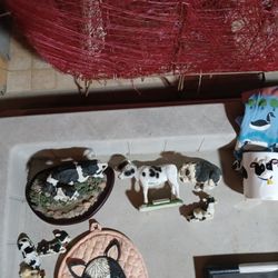 Momma Cow And Babie Statute, Ripleys,cow Lying Down