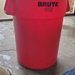 Brute Round Brote ContainerGarbage Can Red