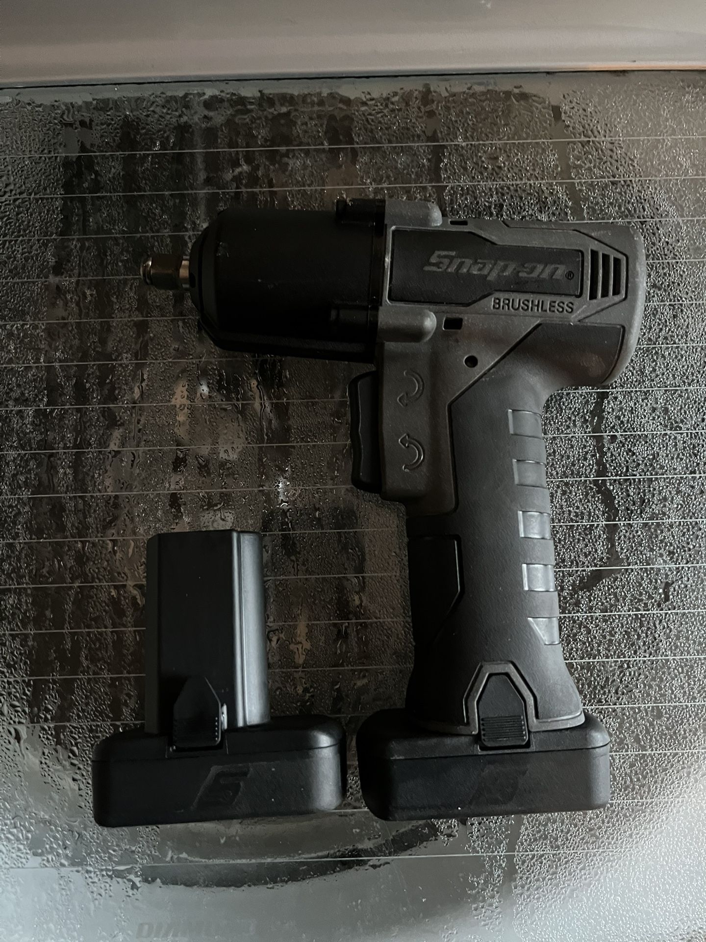 Snap on 3/8 Impact With 2 Batteries And Charger 
