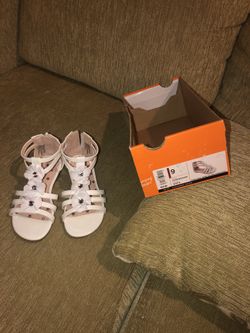 Toddler girl size 9 new white sandals $20 or best reasonable offer