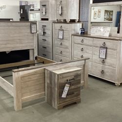 Willowton 4pc King Panel Bed Set