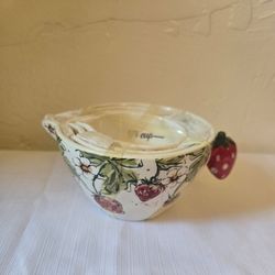 Strawberry measuring cups