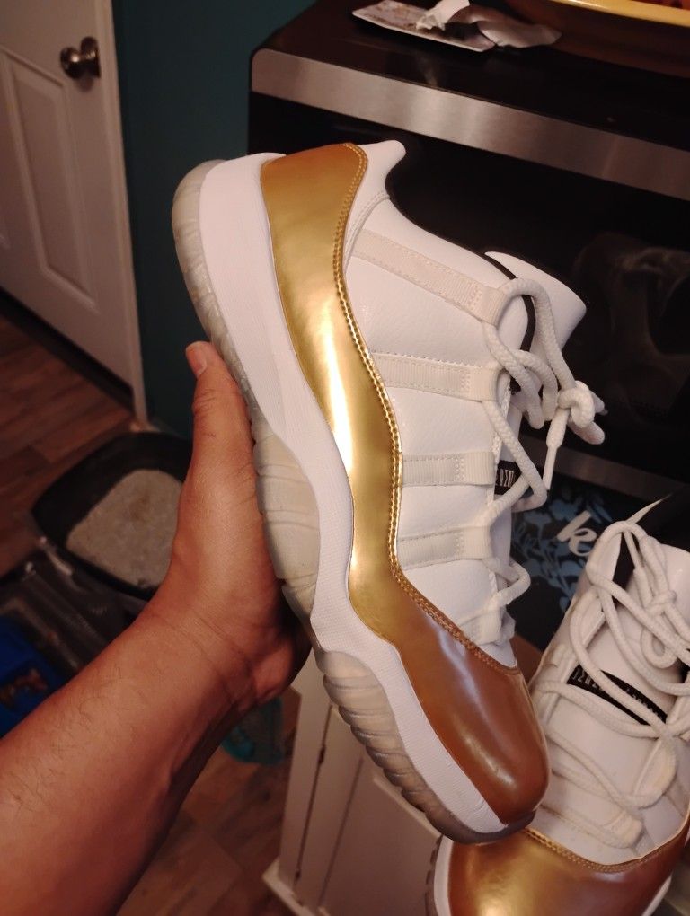 AJ 11 LOW SIZE 10.5 