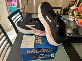 Brooks-tennis shoes