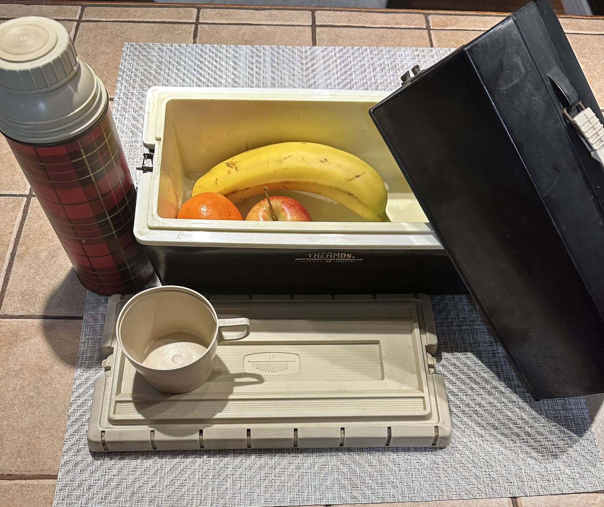 70’s or 80’s 4 pcs Vintage Thermos Lunch Pail & Thermus for Sale in San