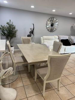 Mesa de comedor de madera con 4 sillas