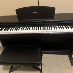 Piano Digital YAMAHA Con 3 Pedales Y Banco 