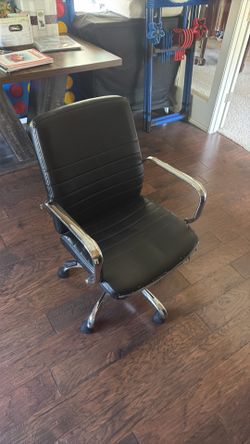 Rolling office/desk chair