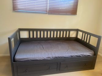 Twin size pull out. Can covert to queen (I believe) with pull out