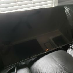 42" Hisense Tv....  ( CRACK SCREEN ) DOES HAVE POWER ..  40.00 
