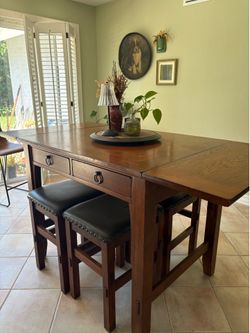 Table w/ 4 stools