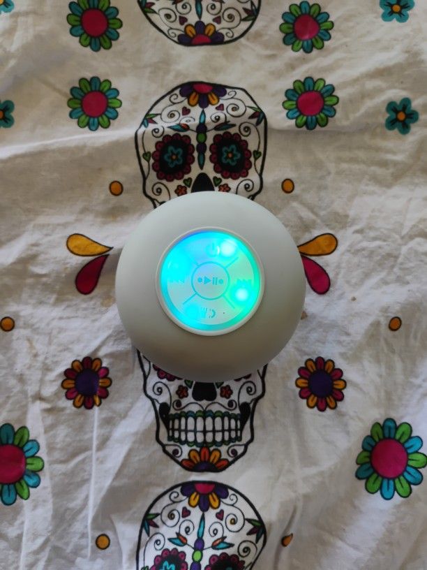 BTS SPEAKER / SPLASH PROOF SPEAKERS 4 BLACK AND 1 OFF-WHITE 