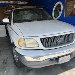 Ford F 150  Crew Cab White 