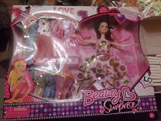 Muñeca con vestidos
