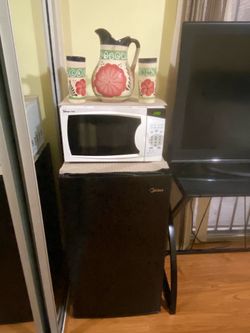 2 mini fridge and 2 small microwave ovens