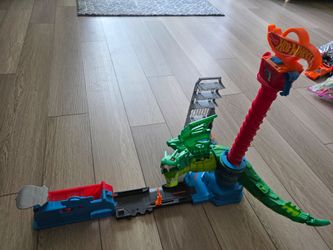 Hot Wheels Air Attack Dragon Track Set, Motorized Robo Dragon with 1 Toy Car in 1:63 Scale