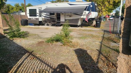 2006 Cedar Creek 5th Wheel Travel Trailer with 4 Slide Outs
