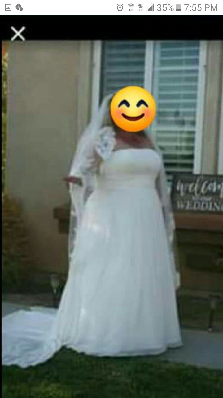  Beautiful Wedding Dress Only Worn 2 Hours Retails For $1800