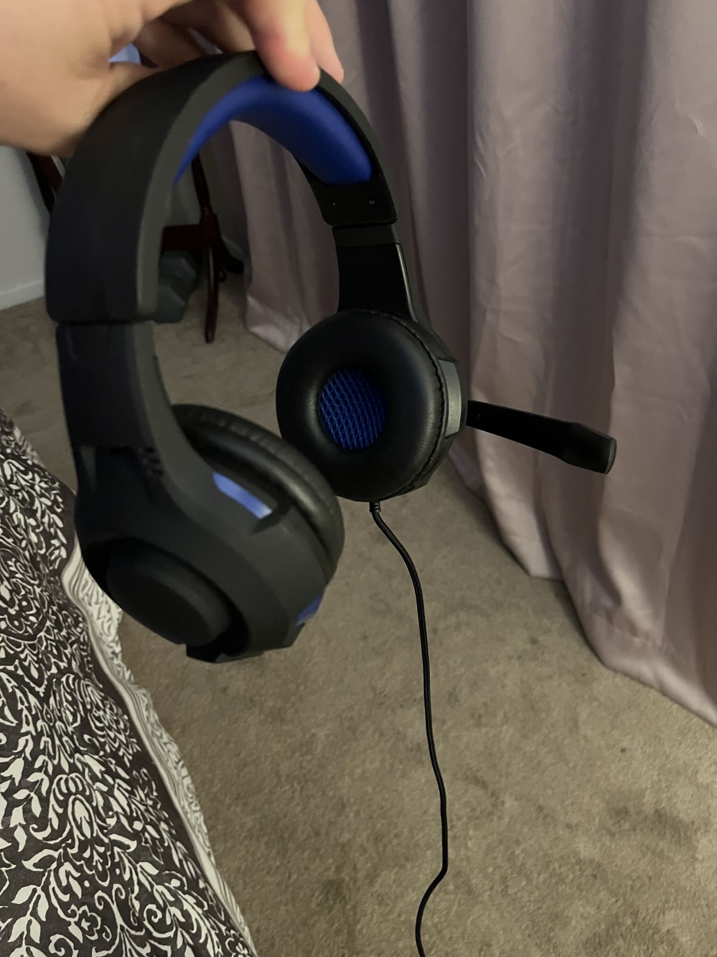 gaming headphones fit all consoles and computers, never used, everything works well Color Black And Blue