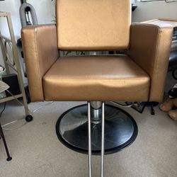 Luxury Gold Styling Chair-Excellent Condition ($399 Retail)