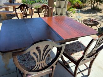 Vintage kitchen table with 4 chairs in great condition