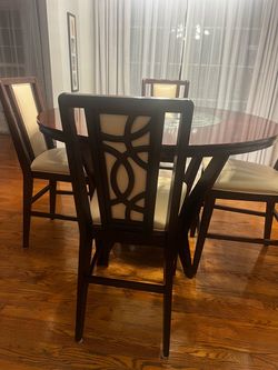 Beautiful Dinning Table & 4 matching chairs - Harlem Furniture