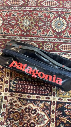 Patagonia black hole cube never used , medium size