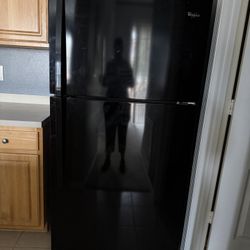 Black Whirlpool Refrigerator / Refrigerador Whirlpool 
