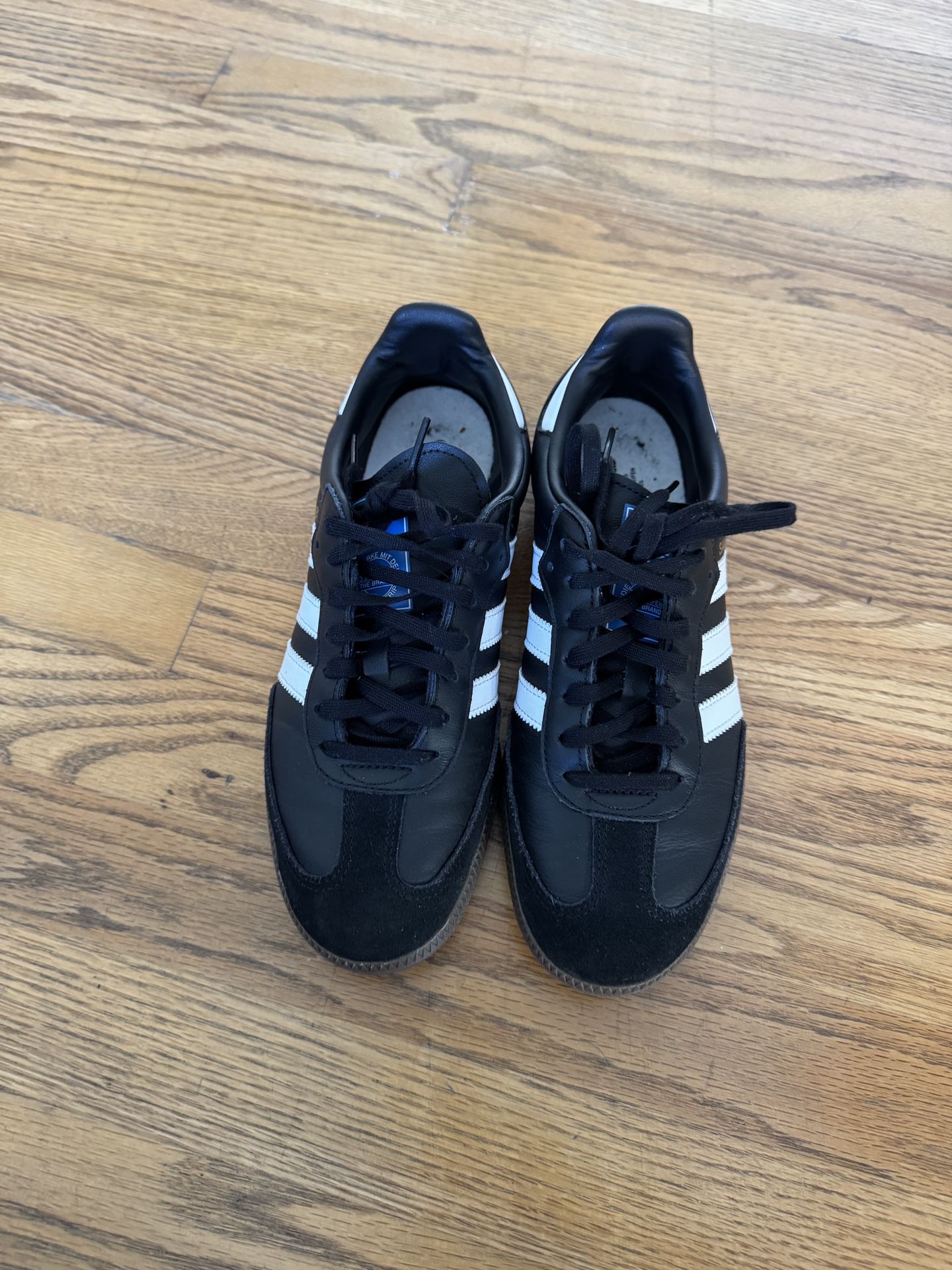 Youth 7/Women’s 8.5 Adidas Sambas