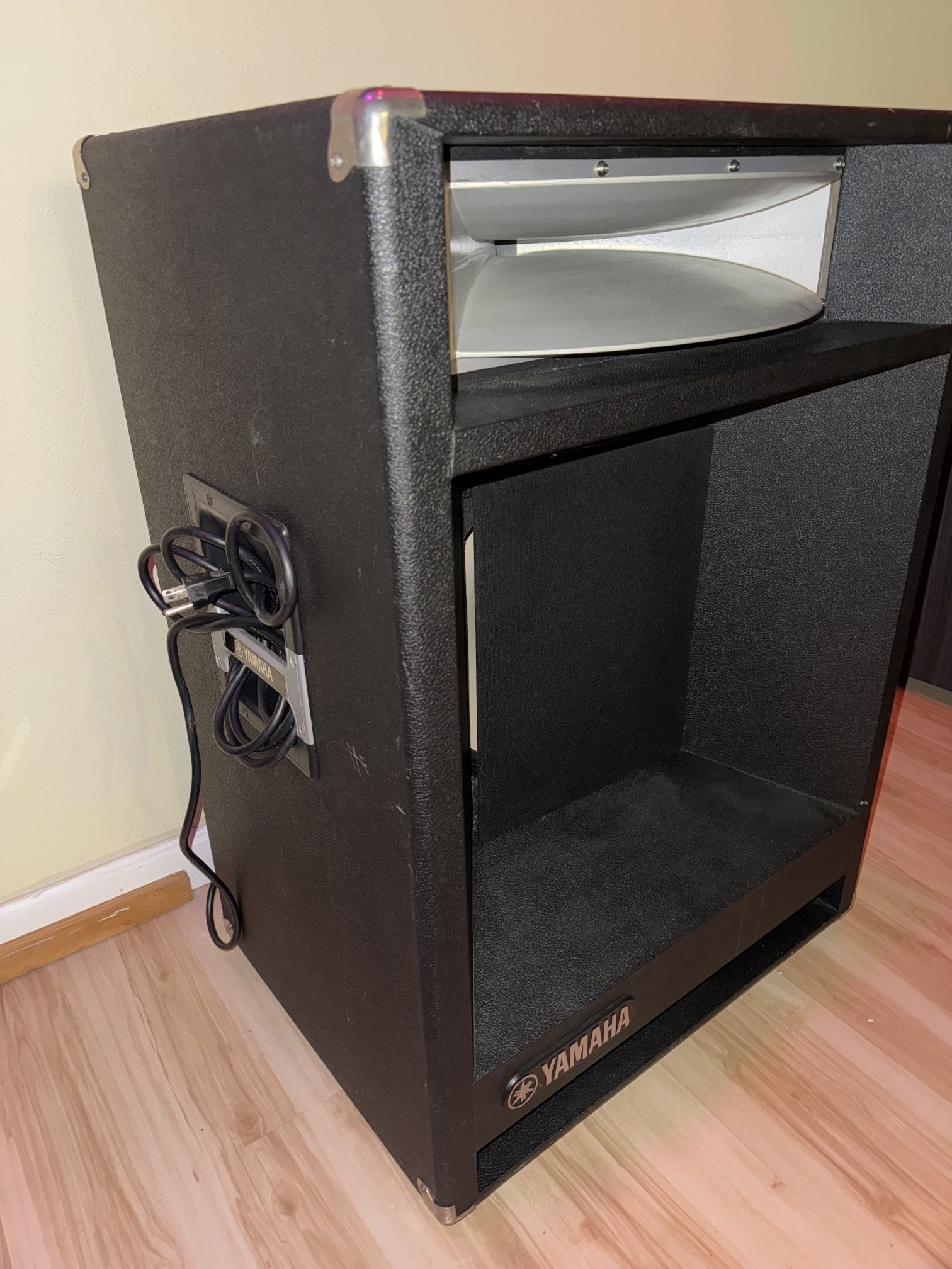 Yamaha A4115H powered speaker