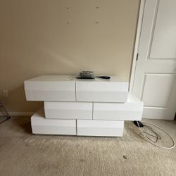 Bedroom, dresser, nightstands, and lamps