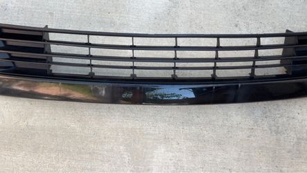 2012-2015 Toyota Prius Front Lower Bumper Grille OEM Center Lower Grille - LH Tab Broken - US Auto