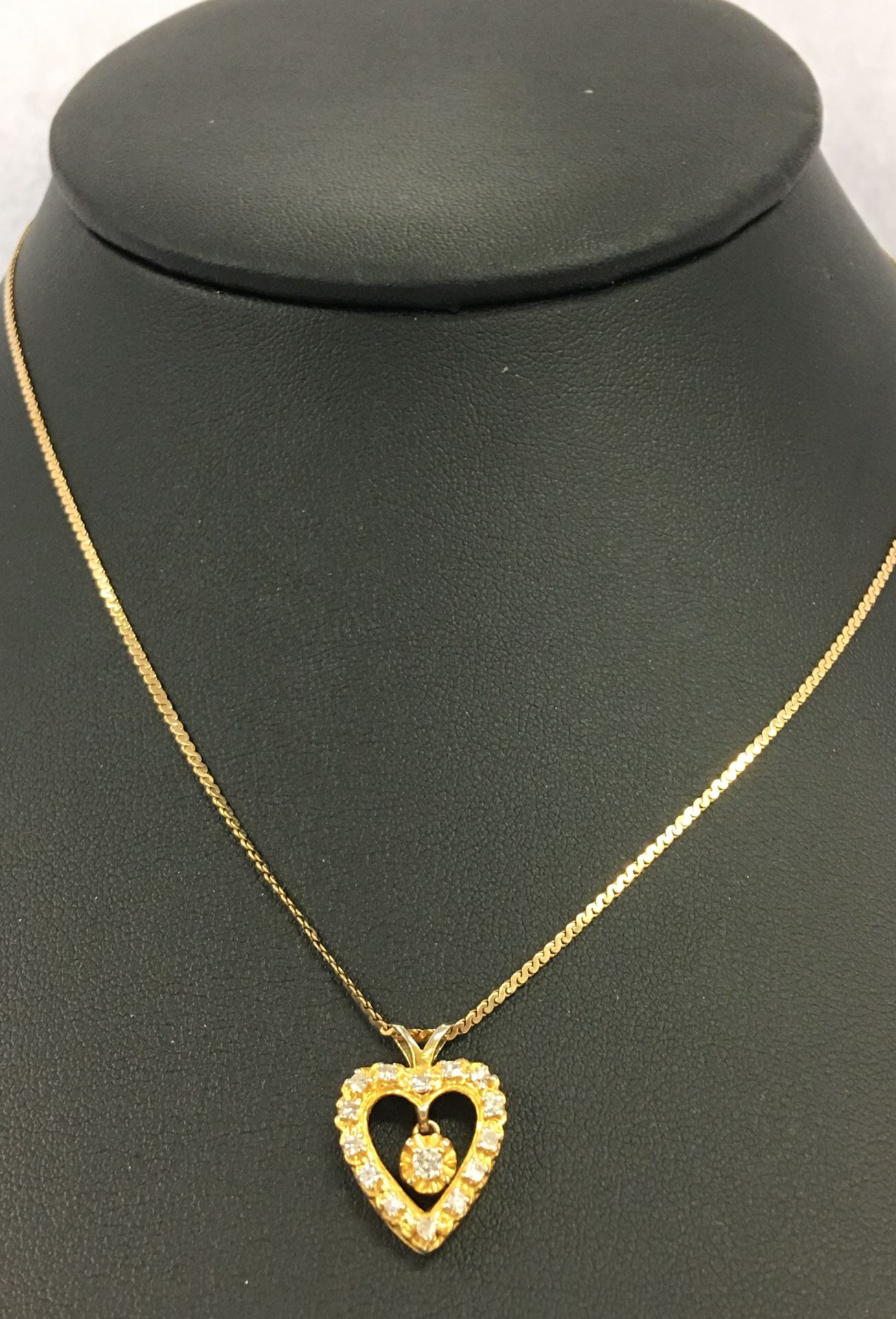 Gold chain/ heart pendant