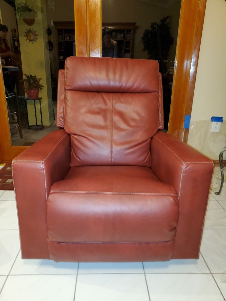 Lazboy Leather Recliner Sofa Chair "jaxx" burgundy for Sale in Miami