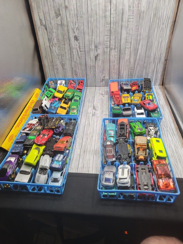 100 1:64 Die Cast Cars
