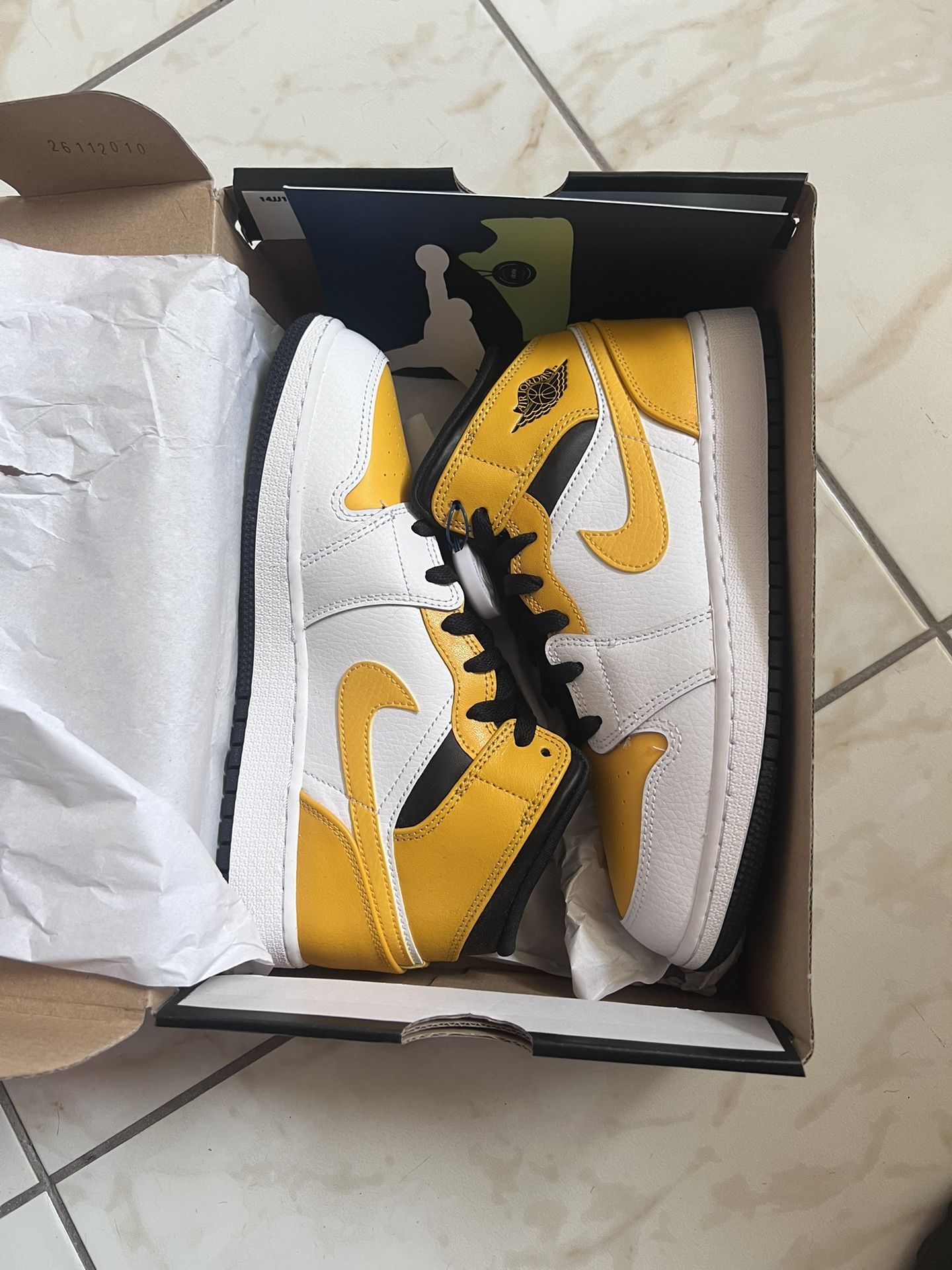Jordan 1 mid white university gold size 5.5Y