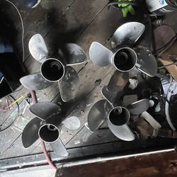 Propelas Mercury Revolución 4 Dos RH2P Y dos LH23 Se Venden Por Parejas 1,200 La Parejas 