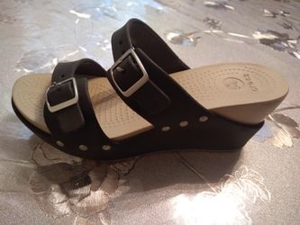 Crocs size 9
