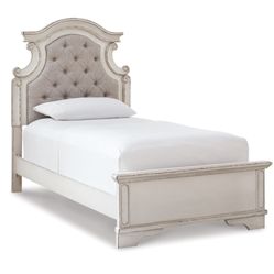 Reayln Bed Frame 