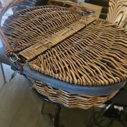 LOVELY VINTAGE PICNIC BASKET! Blue Lining 