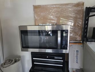 Under cabinet microwave
