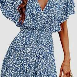 CUPSHE V-Neck Flared Sleeve Ditsy Dress